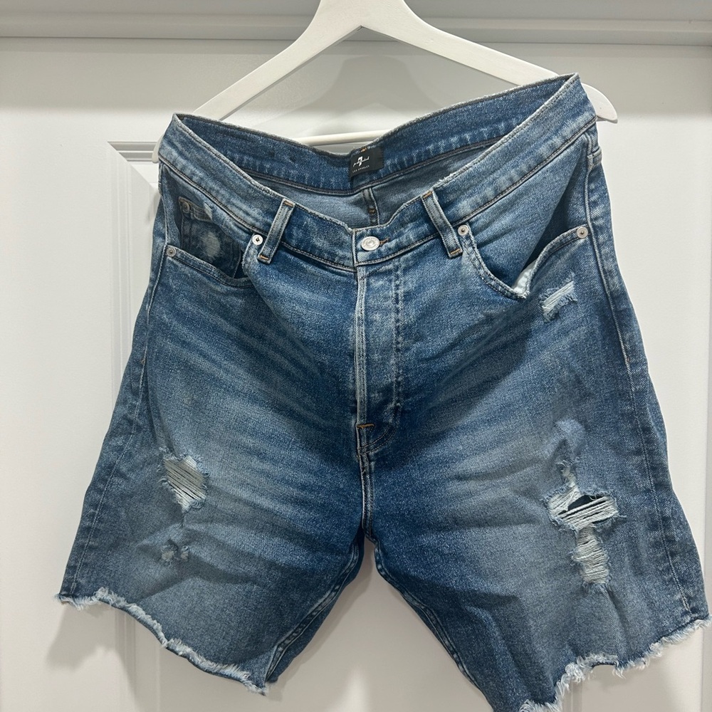 7 For All Mankind excellent shape Men’s distressed Blue Denim 34